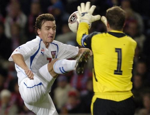 Vladimír Šmicer před Thomasem Myhrem