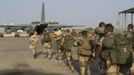 French troops prepare to board a transport plane in N'Djamena, Chad, in this photo released by the French Army Communications Audiovisual office (ECPAD) on January 12, 2013. French forces carried out a second day of air strikes against Islamist rebels in Mali on Saturday and sent troops to protect the capital Bamako in an operation involving several hundred soldiers, Defence Minister Jean-Yves Le Drian said. REUTERS/ECPAD/Adj. Nicolas Richard/Handout (CHAD - Tags: POLITICS MILITARY) NO SALES. NO ARCHIVES. ATTENTION EDITORS - THIS IMAGE WAS PROVIDED BY A THIRD PARTY. FOR EDITORIAL USE ONLY. NOT FOR SALE FOR MARKETING OR ADVERTISING CAMPAIGNS. THIS PICTURE IS DISTRIBUTED EXACTLY AS RECEIVED BY REUTERS, AS A SERVICE TO CLIENTS Published: Led. 12, 2013, 11:57 odp.