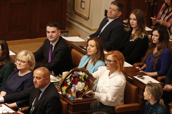 Zuzana Majerová s kyticí od Petra Macinky