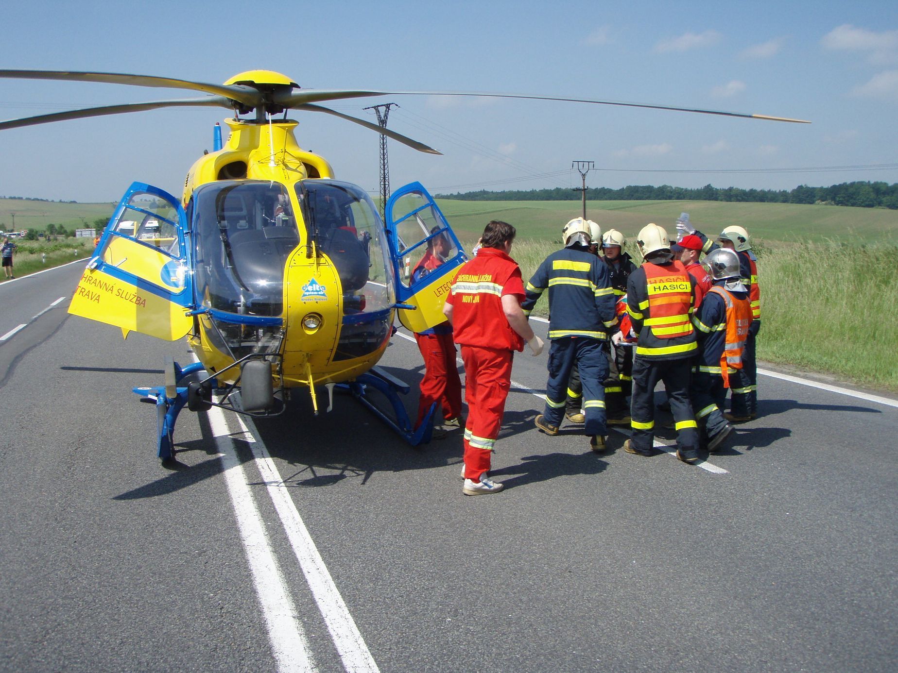 Hasič Vlastimil Kremel z Novojičínska zasahoval během dvaceti let téměř u dvou tisíc výjezdů. Snímky ho zachycují při práci. Nyní je vážně nemocný a přátelé pro něj uspořádali sbírku, aby mu pomohli.