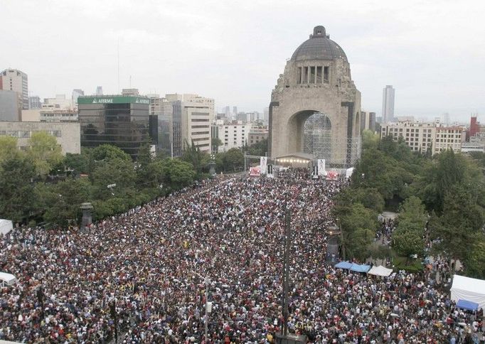 V Ciudad de México se v sobotu sešlo přes dvanáct tisíc obdivovatelů Michaela Jacksona.