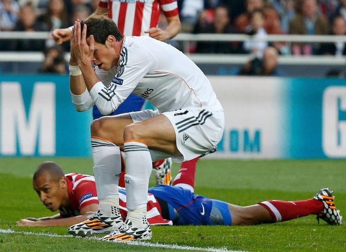 Real Madrid's Gareth Bale reacts to a missed chance during Real Madrid's Champions League final soccer match against Atletico Madrid at the Luz stadium in Lisbon May 24,