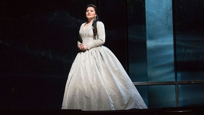 Hibla Gerzmavová jako Desdemona v inscenaci Verdiho Otella z newyorské Metropolitní opery.