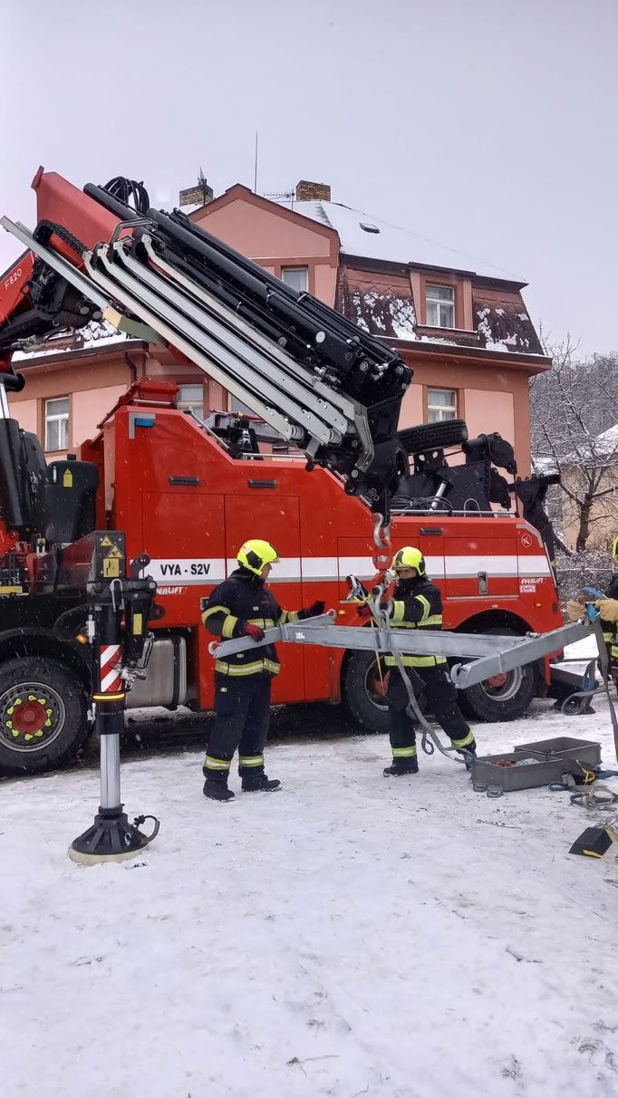 Pražští hasiči v pondělí ráno vyprošťovali auto z Kyjského rybníka.