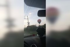 Horkovzdušný balon při přistání narazil do vlaku. Drama zachytila řidička na mobil