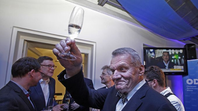 Pražský volební lídr ODS Bohuslav Svoboda oslavuje s kolegy výsledek komunálních voleb.