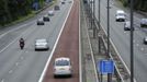 A London taxi uses the red Olympic lane on the M4 from Heathrow Airport into central London, July 16, 2012. The London 2012 Olympic Games start in 11 days time. REUTERS/Paul Hackett (BRITAIN - Tags: SPORT OLYMPICS TRANSPORT) Published: Čec. 16, 2012, 7:21 odp.