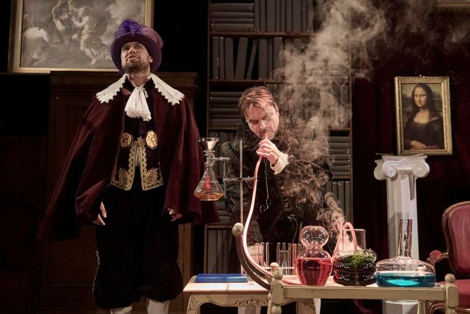 Jan Staněk jako Leopold a Tomáš Turek jako Rudolf II.