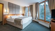 Po Česku lidi čím dál tím víc táhne příroda, podle Loskotové to potvrzují i statistiky hotelu Ostrov: "Zájem o přírodu narůstá, a to i u firemní klientely." Pokud se sem na dovolenou vydáte, jistě vás uchvátí mimo jiné fantastický výhled právě do okolní přírody a hlubokých lesů. Nezapomenutelný pohled nabízí z velkých oken každý z pokojů.