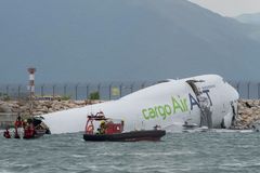 Letoun sjel při přistání z ranveje do moře, cestou smetl auto. Zemřeli dva lidé