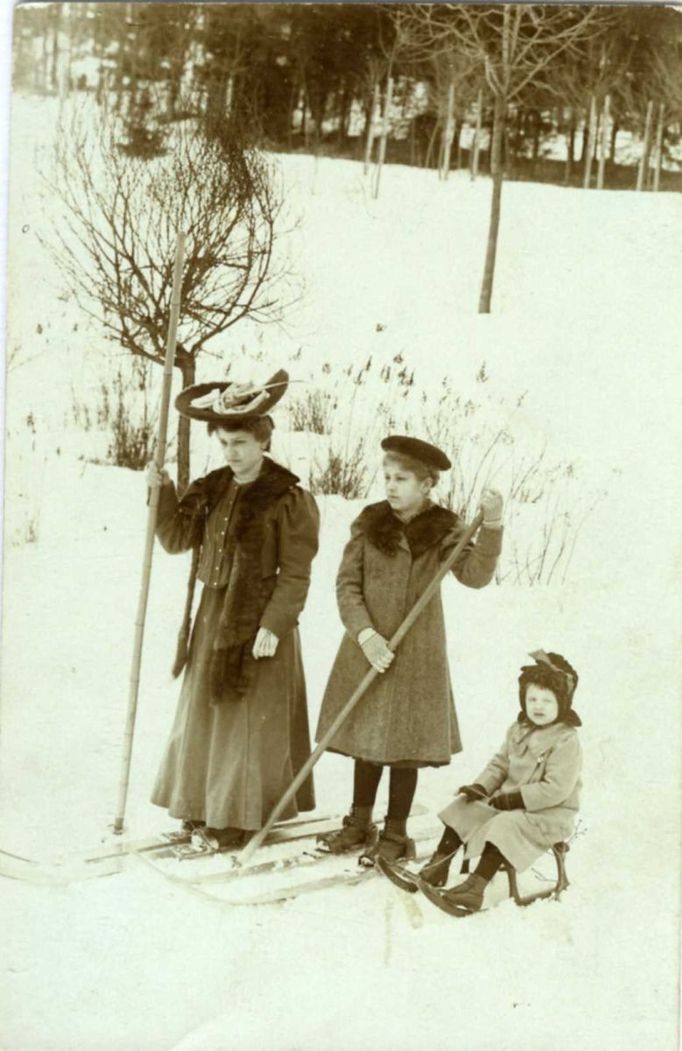 Rodina lyžuje, kolem roku 1900.