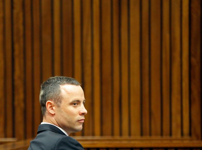 Oscar Pistorius během procesu, v němž se zodpovídá z obvinění z vraždy své přítelkyně Reevy Steenkampové.