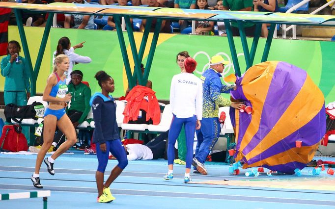 OH 2016, atletika: balón na stadinu