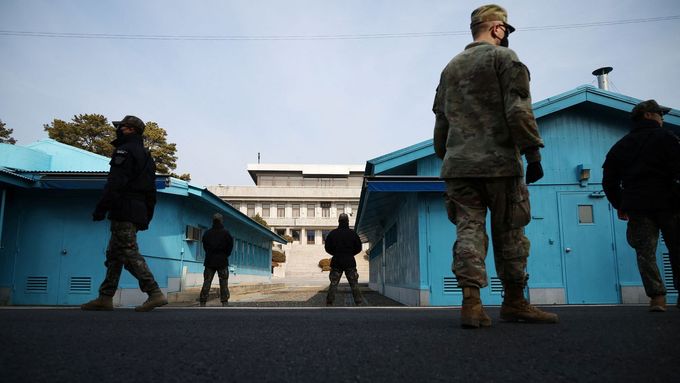 Jihokorejští vojáci v Korejském demilitarizovaném pásmu ve vesnici Pchanmundžom, ilustrační
