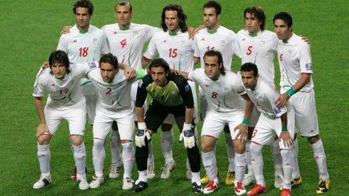 Íránský fotbalový tým před zápasem s Jižní Koreou. Mahdavikíja má číslo 2, Karimí 8.