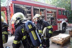 Ve skladišti u Brna unikala kyselina, zasahovali hasiči