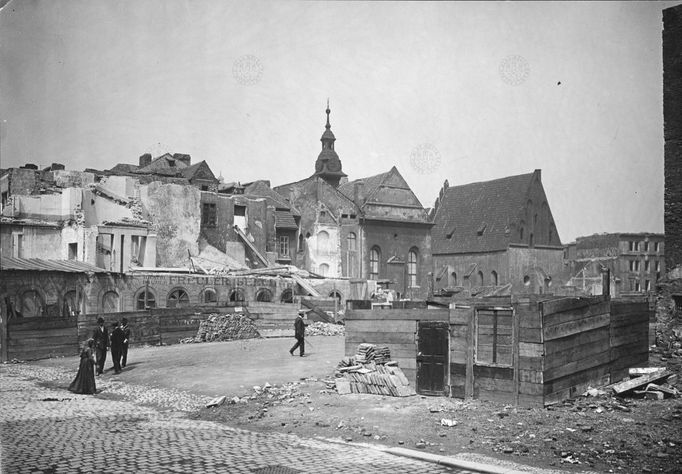 Pohled na bourání domů v místech dnešní Pařížské ulice při asanaci Josefova. V pozadí Vysoká synagoga (dům čp. 101) a Staronová synagoga. 1905