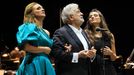 Zleva Ester Pavlů, Plácido Domingo a Serena Sáenz.