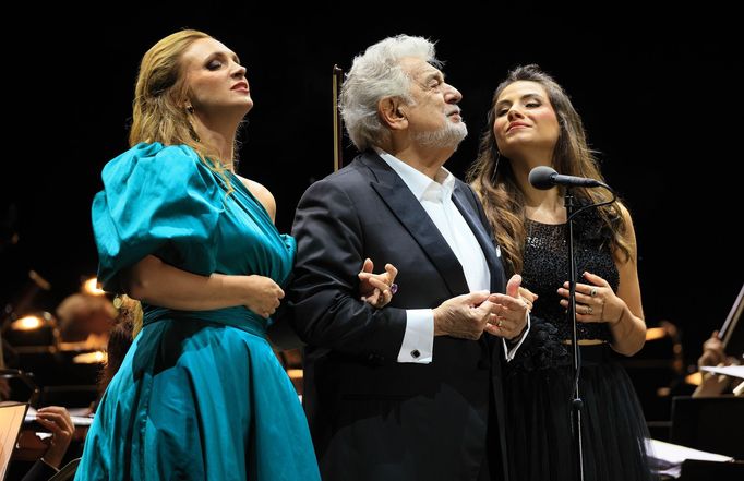 Zleva Ester Pavlů, Plácido Domingo a Serena Sáenz.