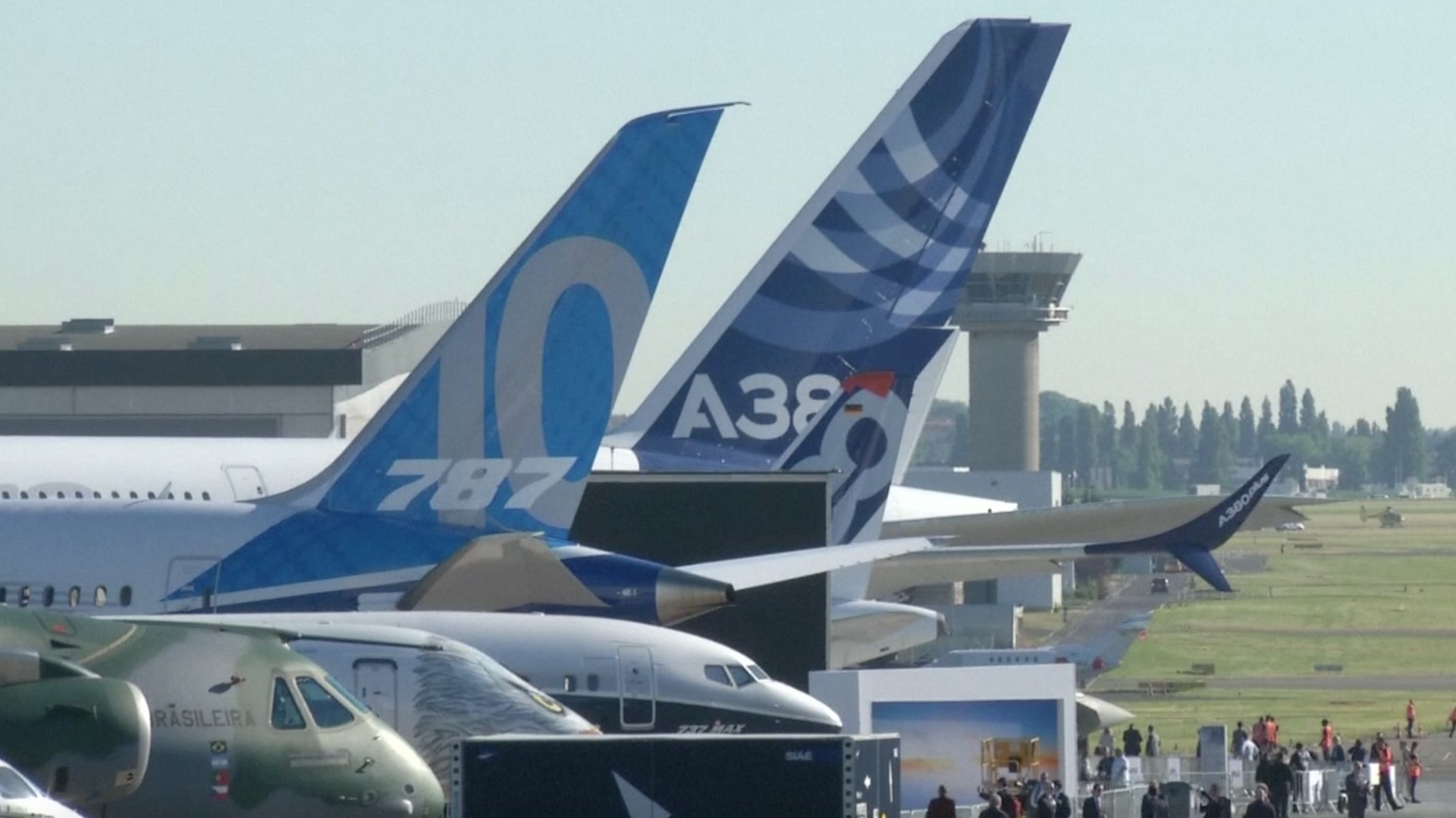 Pařížský aerosalon představil letecké novinky. Výrobci Boeing i Airbus akci zahájili velkými zakázkami
