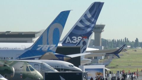 Vylepšený obří Airbus i nový model Boeingu 737. V Paříži začal letecký aerosalon