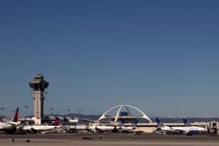 Hlasité zvuky způsobily paniku na letišti v Los Angeles. Cestující si mysleli, že někdo střílí
