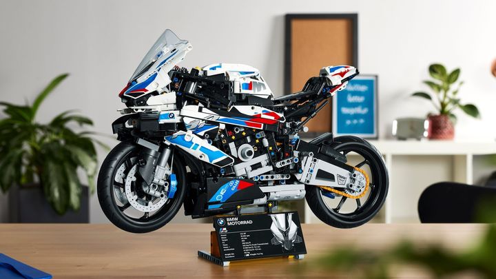 Superbike BMW pro hračičky. Lego jej vyrobilo z 1920 kostek, má i funkční převodovku; Zdroj foto: BMW
