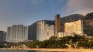 Repulse Bay se nachází v jižní části rušného města Hongkong a je ideální pláží k úniku z městského ruchu. V 19. století byla zátoka základnou pro místní piráty, kteří byli následně ,,odraženi" (odtud pochází i název pláže) britským námořnictvem. Na počátku 20. století byla ze zátoky vybudována pláž a v současnosti je okolí pláže jednou z nejdražších rezidenčních čtvrtí ve městě.