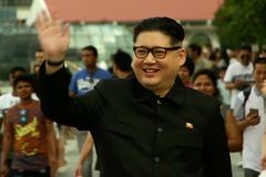 Do Singapuru přijel Kim Čong-un a zamával turistům, byl ale falešný. Podívejte se