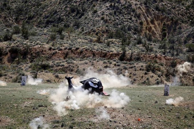 Shooters fire on a whale prop filled with explosives during the Big Sandy Shoot in Mohave County, Arizona March 23, 2013. The Big Sandy Shoot is the largest organized machine gun shoot in the United States attended by shooters from around the country. Vintage and replica style machine guns and cannons are some of the weapons displayed during the event. Picture taken March 22, 2013. REUTERS/Joshua Lott (UNITED STATES - Tags: SOCIETY) Published: Bře. 25, 2013, 3:35 odp.