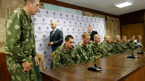 Ruští výsadkáři, které Ukrajinci zadrželi v Donbasu, na tiskové konferenci v Kyjevě.