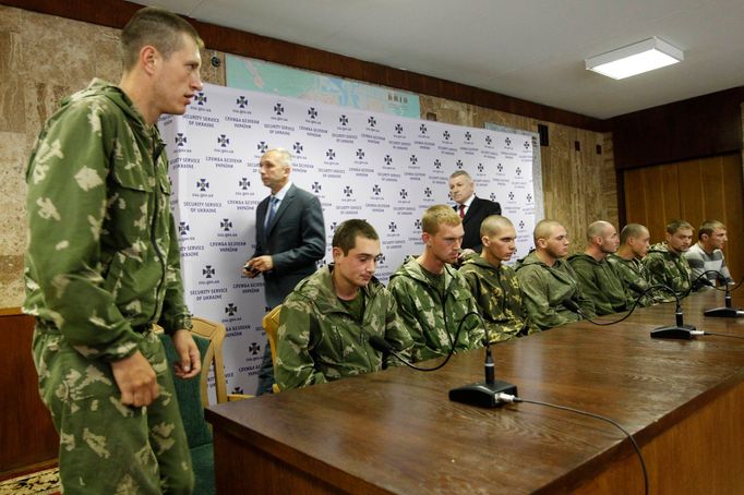 Ruští výsadkáři, které Ukrajinci zadrželi v Donbasu, na tiskové konferenci v Kyjevě.