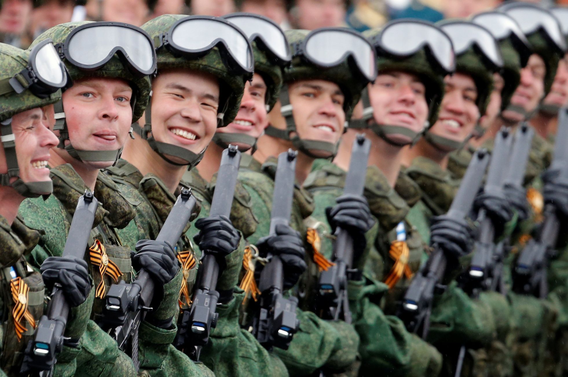Ruští vojáci během vojenské přehlídky v Moskvě na oslavu Dne vítězství.