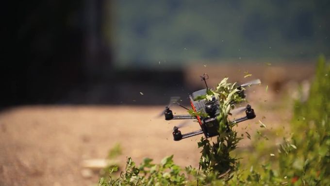 Závody dron nabízejí také řadu opravdu tvrdých nehod.