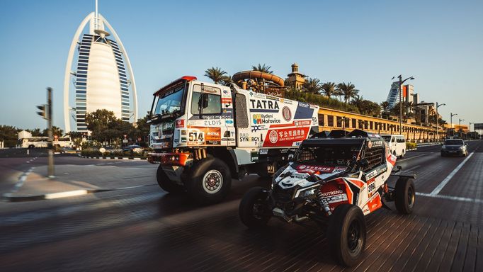 Kamion Tatra a bugina Can-Am týmu Buggyra před Rallye Dakar.