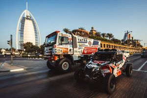 Kamion Tatra a bugina Can-Am týmu Buggyra před Rallye Dakar 2022