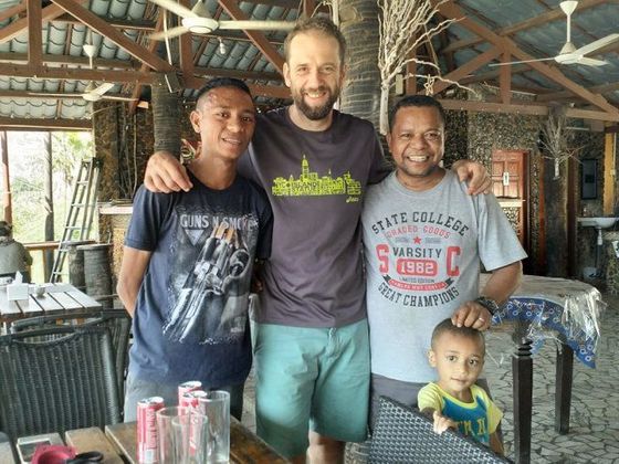 Ondřej Šimetka ve Východním Timoru s rodinou svého překladatele.
