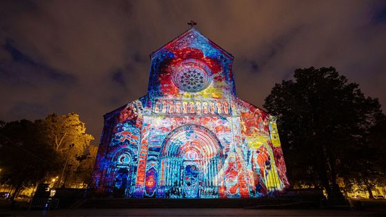 Krásné kostely i chátrající budovy. Signal Festival ukazuje Prahu v jiném světle