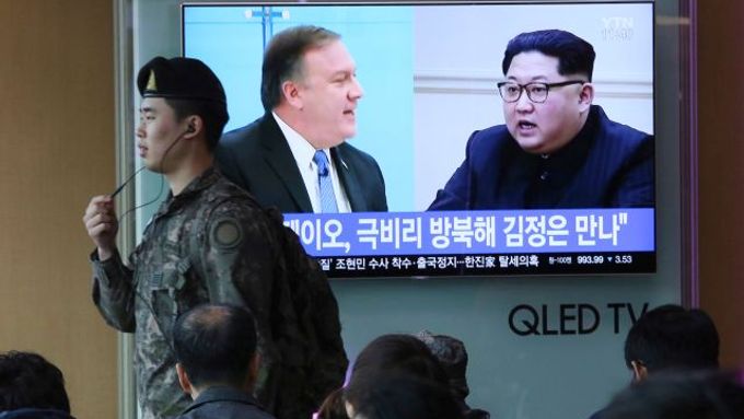 Šéf CIA Mike Pompeo (vlevo) a vůdce KLDR Kim Čong-un ve vysílání jihokorejské televize.