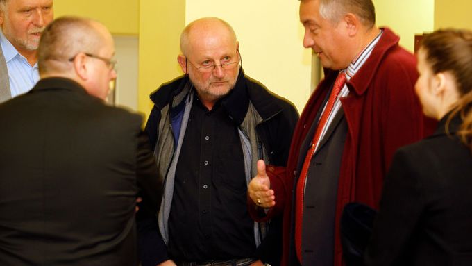 Jiří Balvín se u soudu baví s advokátem Markem Nespalou.
