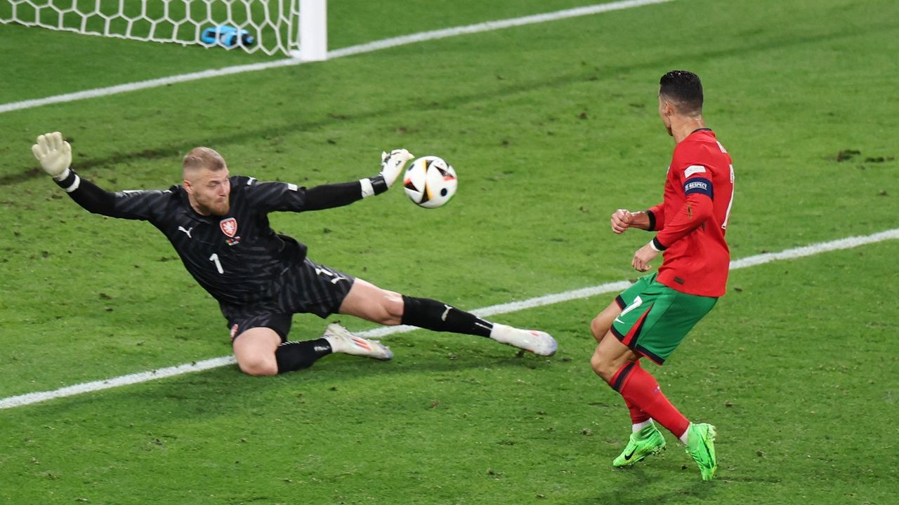 Česko - Portugalsko 0:0. Ronalda na hraně ofsajdu fantasticky vychytal Staněk