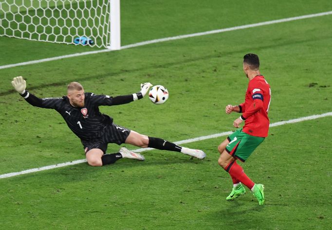 Jindřich Staněk a Cristiano Ronaldo v zápase Eura 2024 Portugalsko - Česko