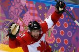 Olympijský hokejový turnaj v Soči ovládla Kanada a takhle se z jednoho z gólů radoval Sidney Crosby.
