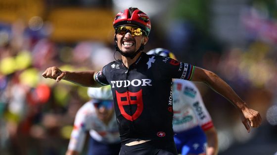 Julian Alaphilippe slaví domnělý triumf v 15. etapě Tour de France