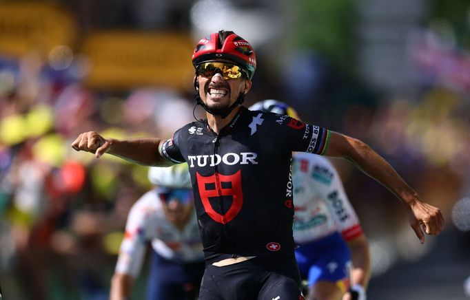 Julian Alaphilippe slaví domnělý triumf v 15. etapě Tour de France