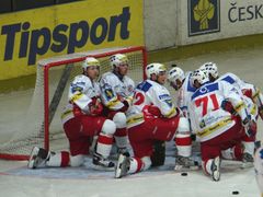 Slávističtí hokejisté se rozcvičují před zápasem Tipsport cupu proti Znojmu. Prohráli ho 2:5