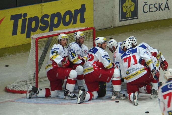 Slávističtí hokejisté se rozcvičují před zápasem Tipsport cupu proti Znojmu. Prohráli ho 2:5