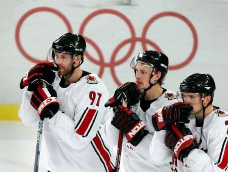 Kanadští hokejisté nemohou uvěřit, že se loučí s olympijským turnajem.
