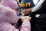 Sourozenci se v polské obci Medyka dělí o misku polévky poté, co společně se svou matkou uprchli před válkou z Ruska.