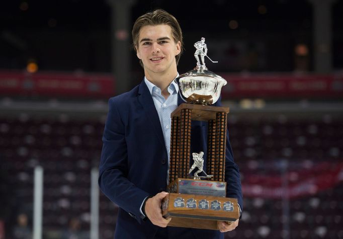 Nico Hischier s cenou pro nejlepšího nováčka CHL, která sdružuje tři hlavní juniorské soutěže v zámoří.